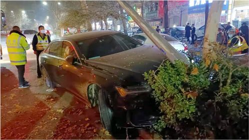 保定街頭一i轎車逆行疾馳撞斷路燈桿,司機疑酒駕闖卡